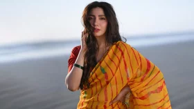 চোখধাঁধানো হলুদ শাড়িতে মাহিরা খান