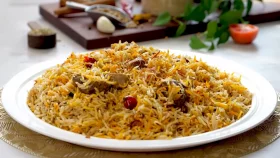 দুপুরের খাবারে রাখতে পারেন হায়দ্রাবাদি বিরিয়ানি
