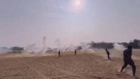 সংঘর্ষে শতাধিক হাতবোমার বিস্ফোরণ, এ যেন সিনেমার দৃশ্য!