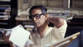 সত্যজিৎ রায় ‘পথের পাঁচালী’র চিত্রনাট্য লিখেছিলেন চিরকুটে, বাকিটা ইতিহাস!
