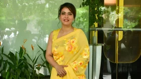 হলুদ শাড়িতে হালকা সাজে ঝলমেলে কাজল