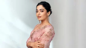 অনিতা ডংরির ব্লাশ শাড়িতে গ্রীষ্মের সাজে রাশমিকা