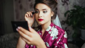 ঘামে মেকআপ নষ্ট হচ্ছে? লুক ঠিক রাখতে রইল সহজ টিপস
