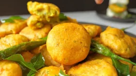 বিকেলের নাশতায় বানাতে পারেন আলু মটর চাপ