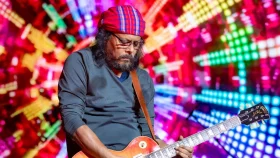 বিমান দুর্ঘটনায় ক্ষতিগ্রস্তদের পাশে জেমস