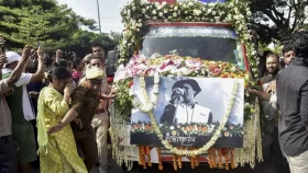 গুয়াহাটিতে জুবিনের মরদেহ, বিমানবন্দরে কান্নায় ভেঙে পড়লেন স্ত্রী