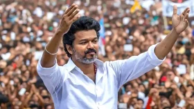 জনসভায় প্রাণহানি: বিজয়ের দলের তিন নেতার বিরুদ্ধে অভিযোগ, গ্রেপ্তার ১