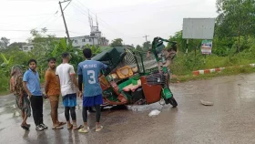 গাজীপুরে ট্রাকের চাপায় অটোরিকশার ২ যাত্রী নিহত, আহত ৩