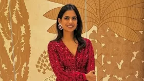 পোশাকে নজর কাড়তে যে কাজটি করেন ইশা আম্বানি