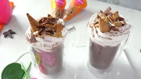 ক্যারামেল ক্রাঞ্চ হট চকোলেট ফ্লোটের রেসিপি