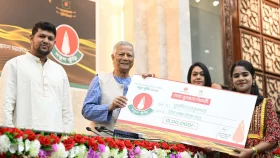 &lsquo;নতুন কুঁড়ি&rsquo;র বিজয়ীদের হাতে পুরস্কার তুলে দিলেন প্রধান উপদেষ্টা