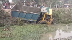 নওগাঁয় ডাম্পট্রাকের চাপায় নিহত ৪