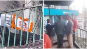 খুলনায় দলীয় কার্যালয়ে জাতীয় পতাকা উত্তোলন স্থানীয় আওয়ামী লীগের  