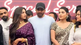 নায়িকাদেরকে স্পর্শ, সমালোচনার মুখে শাকিব