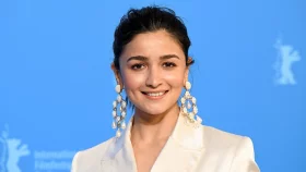যেভাবে এয়ারপোর্টে মবের শিকার আলিয়া, জানালেন দেহরক্ষী