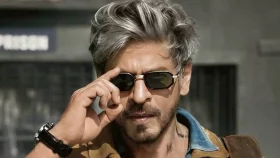 &lsquo;মেয়েকে ফোন করতে যেতেই বাধা দিলেন&rsquo;, শাহরুখের যে আচরণে মুগ্ধ হন জুনিয়র অভিনেতা