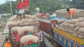 বেনাপোলে শ্রমিকদের কর্মবিরতি প্রত্যাহার, চলছে পণ্য ওঠানামা