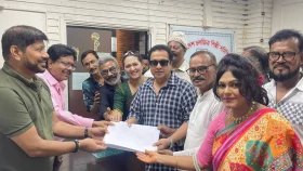 আরমান-মুক্তির মনোনয়নপত্র জমা দিলেন বাপ্পারাজ