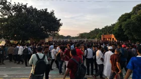 বুধবার বিক্ষোভের ঘোষণা দিয়ে সংসদ এলাকা ছাড়ল শিক্ষার্থীরা