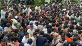 এবার সংসদ ভবনের সামনে শিক্ষার্থীদের বিক্ষোভ