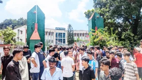 শিক্ষামন্ত্রীর পদত্যাগ দাবিতে জেলায় জেলায় বিক্ষোভ, সড়ক অবরোধ