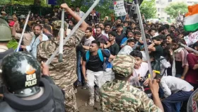 ককরোচ জনতা পার্টির সঙ্গে পুলিশের ব্যাপক সংঘর্ষ, অভিজিৎ দীপকে আটক