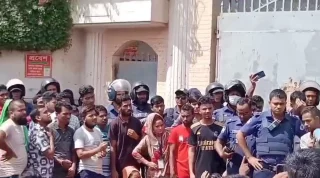 আশুলিয়ায় নাসা গ্রুপের দুটি কারখানার শ্রমিকদের বিক্ষোভ। ছবি: ভিডিও থেকে নেওয়া