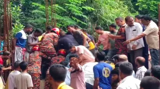 বেড়ায় সেপটিক ট্যাংকে আটকে পড়া নির্মাণ শ্রমিকদের উদ্ধারে কাজ করছে ফায়ার সার্ভিস। ছবি: ইনডিপেনডেন্ট