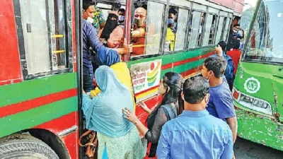 প্রতিদিন যুদ্ধ করে পাবলিক বাসে উঠতে হয় নারীদের । ফাইল ছবি