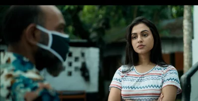 মাস্ক পরা নাসির ও সঙ্গে ফারিয়া। ছবি: চরকি