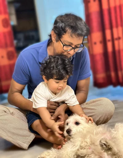 আজিজ, রাজ্য ও পোষা কুকুর মাইল। ছবি আজিজ/ফেসবুক