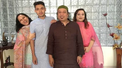 পরিবারের সঙ্গে কিংবদন্তি গায়ক ও গিটারিস্ট। ছবি সৌজন্য আইয়ুব বাচচু পরিবার