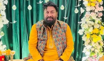 গায়েহলুদের মঞ্চে চাষী। ছবি ফেসবুক থেকে নেওয়া