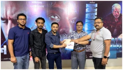 শোটি বুকিংয়ের সময়ে প্রেক্ষাগৃহ কর্তৃপক্ষের সঙ্গে গ্রুপের সদস্যরা। ছবি: ফেসবুক থেকে নেওয়া