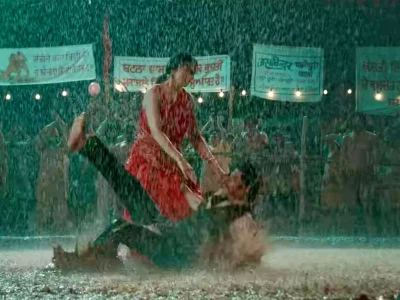 জওয়ান ছবির অ্যাকশন দৃশ্যে শাহরুখ-দীপিকা। ছবি: সংগৃহীত