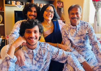 দুই ছেলে সৌম্য-দিব্য ও স্ত্রী শাহনাজ খুশির সঙ্গে বৃন্দাবন দাস। ছবি: ফেসবুক/শাহনাজ খুশি