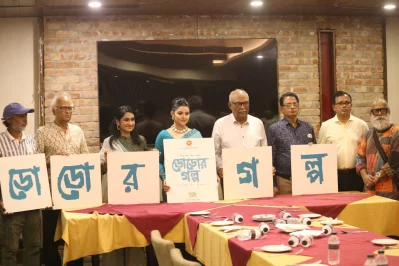 চুক্তি স্বাক্ষর অনুষ্ঠানে অভিনয়শিল্পীরা। ছবি: জাকির হোসেন