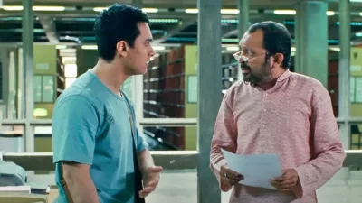 থ্রি ইডিয়টস সিনেমার দৃশ্যে আমির খান ও অখিল মিশ্র। ছবি: সংগৃহীত