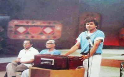 গানের অনুষ্ঠানে গাইছেন জাফর ইকবাল। ছবি: সংগৃহীত