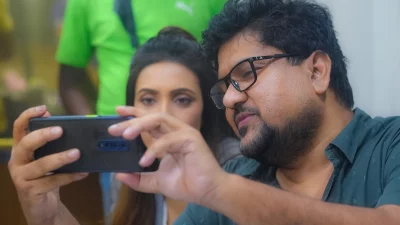 মিমকে ফ্রেম বোঝাচ্ছেন পরিচালক দীপন। ছবি: অন্তর্জাল টিম/ফেসবুক