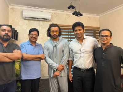 পরিচালক-প্রযোজকদের সঙ্গে শাকিব খান। ছবি: ফেসবুক/অনন্য &zwj;মামুন