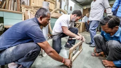 কাঠমিস্ত্রীদের সঙ্গে রাহুল গান্ধী। ফাইল ছবি 
