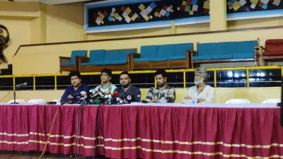 সংবাদ সম্মেলনে কথা বলছেন আয়োজক এবং দুই দলের অধিনায়ক দীপন ও রাজ। ছবি: ইনডিপেনডেন্ট ডিজিটাল