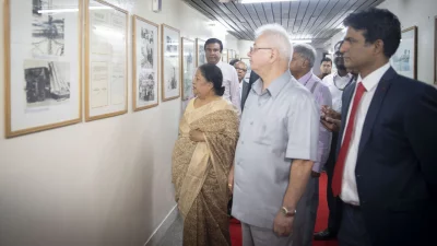 উৎসবে আলোকচিত্র প্রদর্শনী দেখছেন রুশ রাষ্ট্রদূত আলেকজান্ডার ভিকেন্টিয়েভিচ মানতিতস্কি। ছবি: আয়োজকদের সৌজন্যে