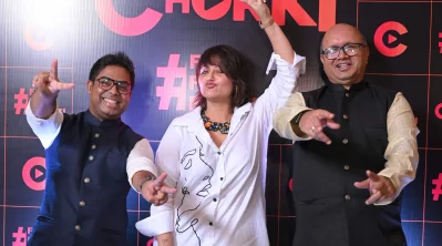 স্বস্তিকা মুখার্জির সঙ্গে রেদওয়ান রনি ও অনিন্দ্য ব্যানার্জি। ছবি: চরকি