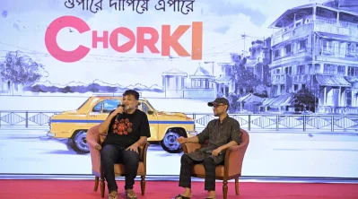আলোচনা করছেন সৃজিত মুখোপাধ্যায় ও মোস্তফা সরয়ার ফারুকী। ছবি: চরকি