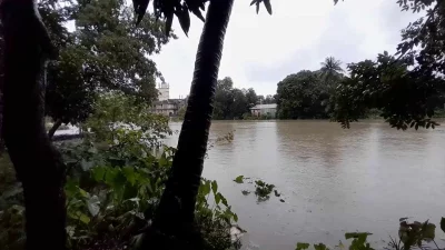 নদীর পানি বেড়ে নেত্রকোণার নিম্নাঞ্চল প্লাবিত। ছবি: ইনডিপেনডেন্ট