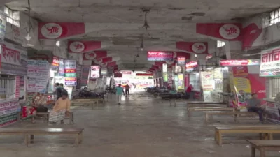 টার্মিনালের ১২৫টি কাউন্টার থেকে বাস মালিক গ্রুপের নামে ৪০০ টাকা করে চাঁদা আদায় করছে প্রভাবশালীরা। ছবি: ইনডিপেনডেন্ট