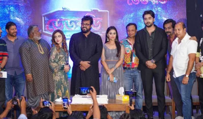 ডেডবডি সিনেমার মহরতে অভিনয়শিল্পীদের সঙ্গে মোহাম্মদ ইকবাল (ডানে), ছবি: সংগৃহীত