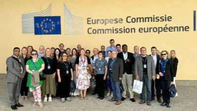 সুপারিশমালা হস্তান্তরের সময় ফিনল্যান্ডের ক্ষমতাশীন দল কোকোমুসের ৩০ সদস্যের একটি প্রতিনিধিদল উপস্থিত ছিলেন। ছবি: লেখক